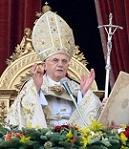 XVI. Benedek Pápa a szegények városában, Rómában dicsőségben, pompában, kacatokkal körülvéve.